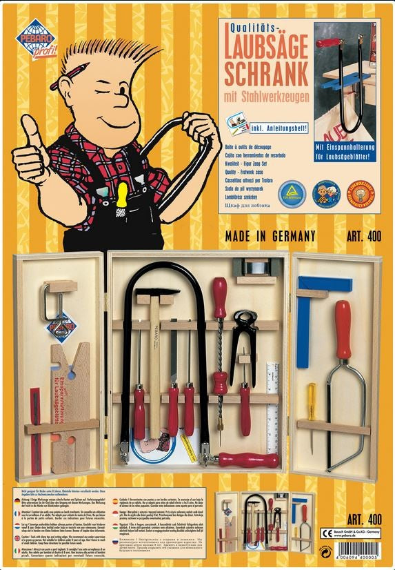 Laubsäge-Set im Holzschrank mit Holzbrettchen und Stahlwerkzeugen